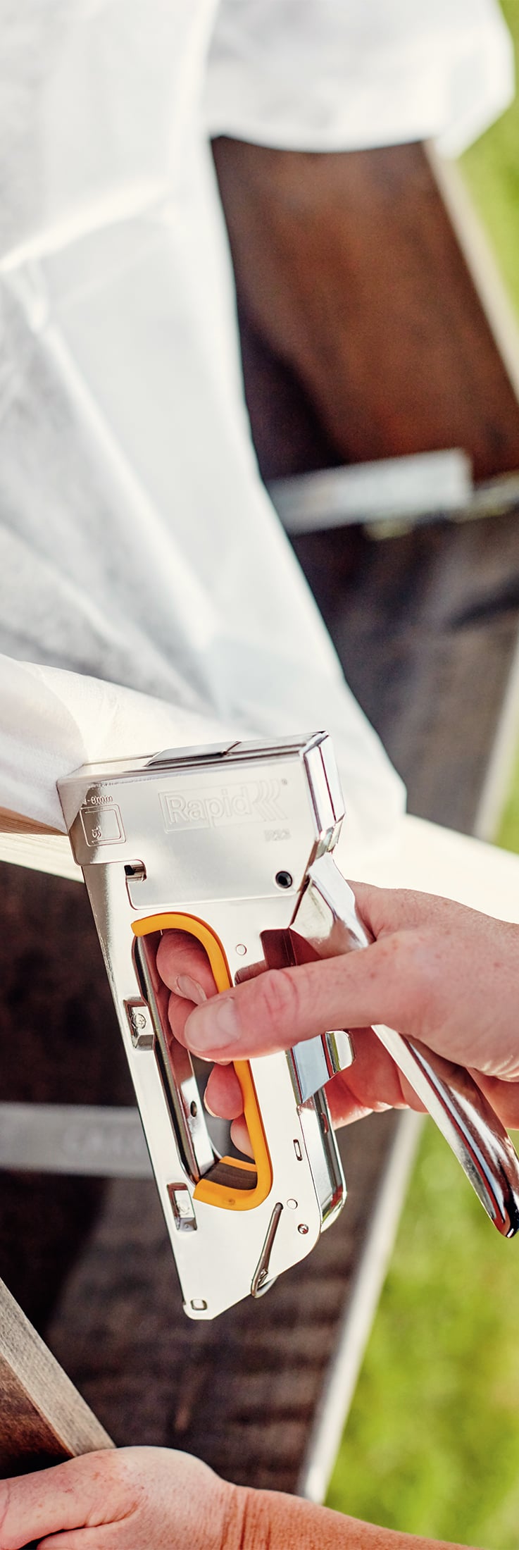R23 Staple gun in action